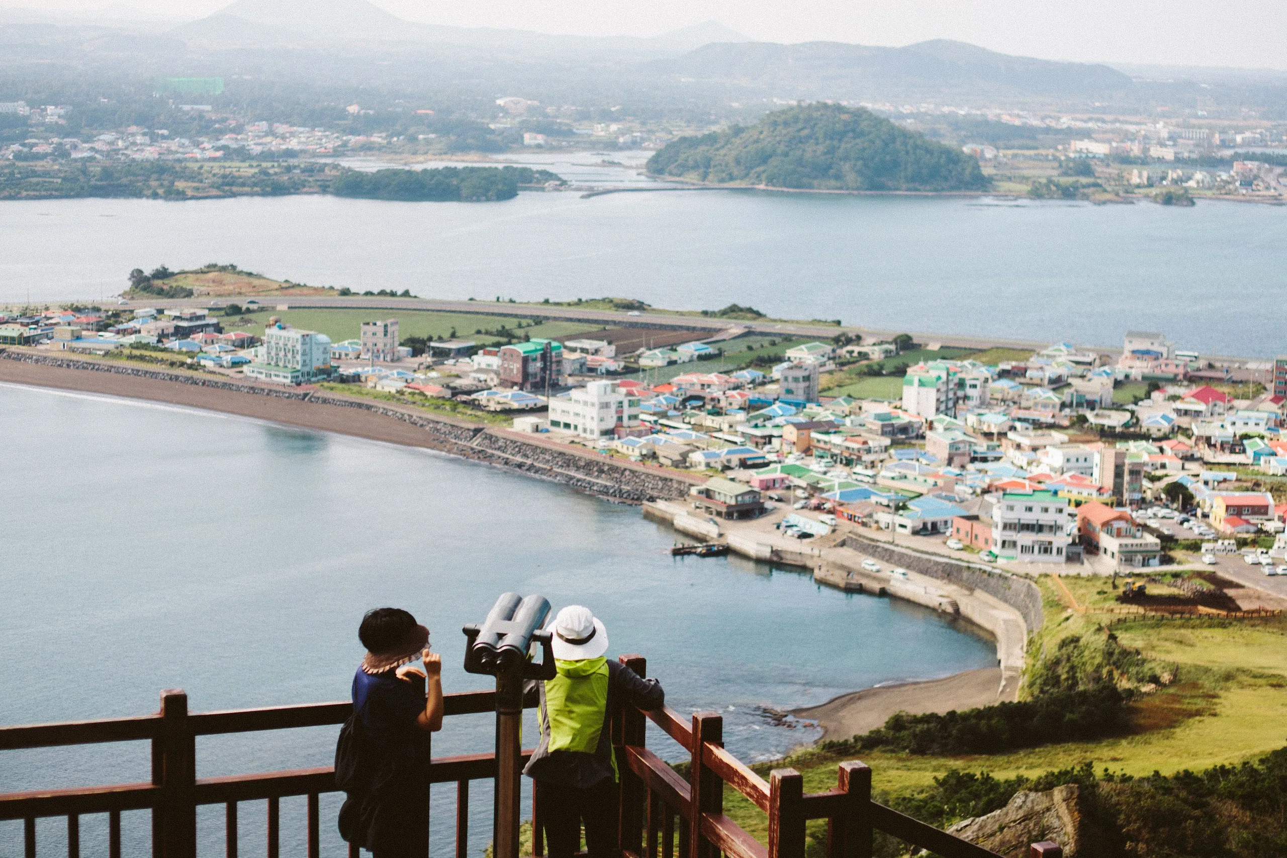 성산일출봉과 성산 앞바다 전경